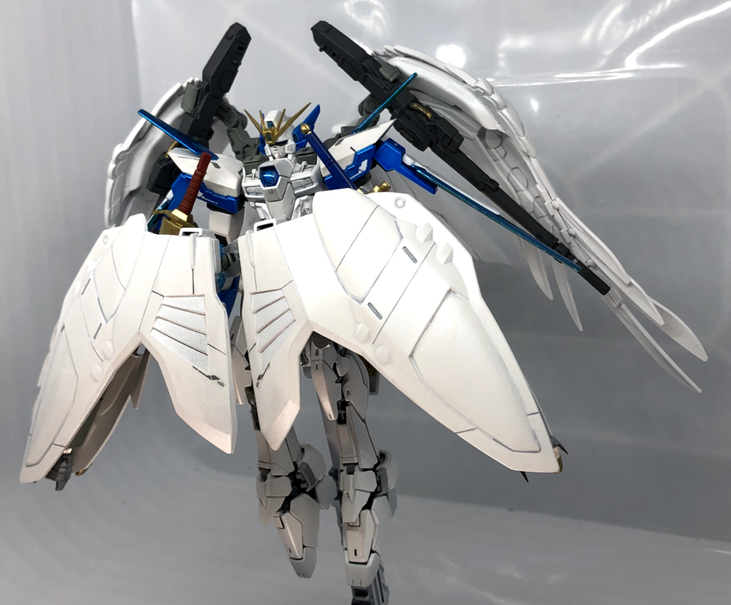 せっかくならスカートを稼働させたい、バーニアを仕込みたい、盾代わりにしたい、新しい武器を格納したいという事で、あれこれ無理やり詰め込めました!