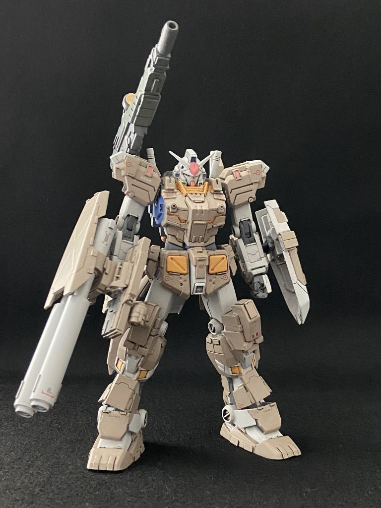 このキットの発売時期はHGUCの中でも比較的初期だったと思いますが、何気に関節構造がオーパーツの様に現代的です。私はあまりポーズを取らせて飾りませんが、武装やスタビライザーも併せて可動を楽しめますね。