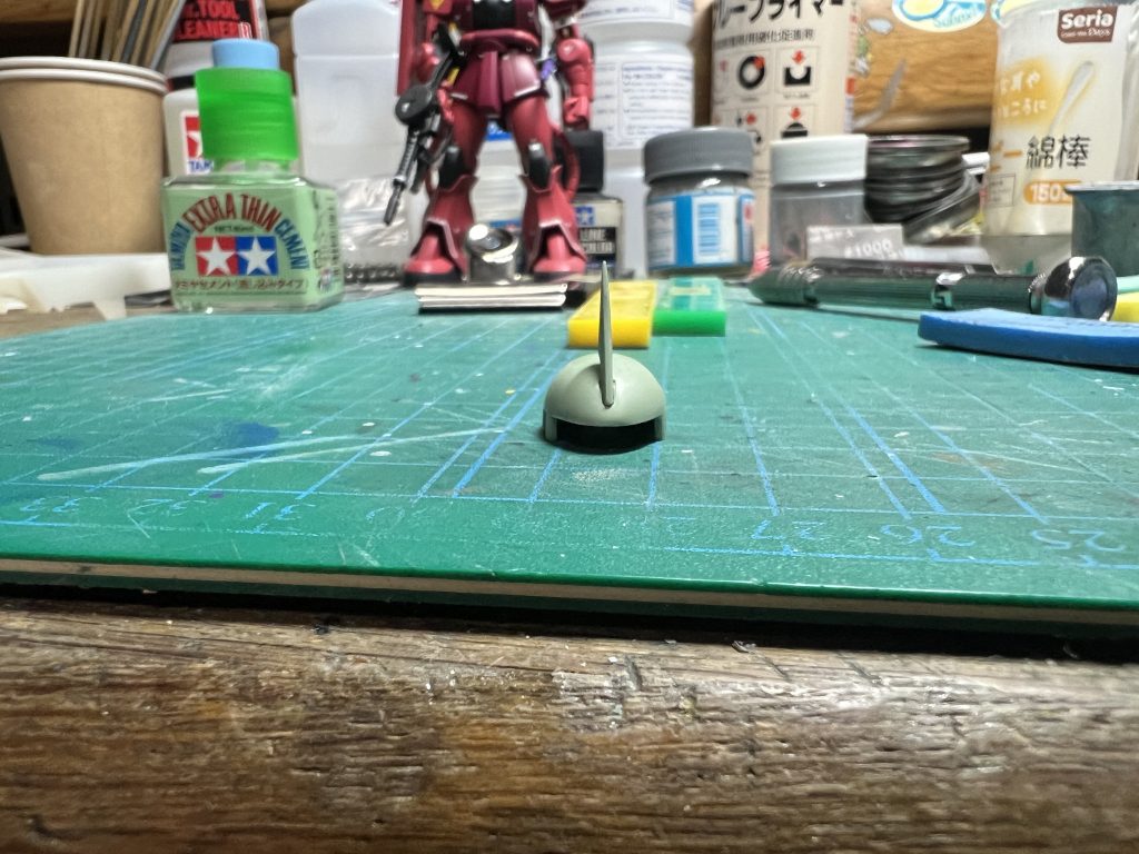 ヘッドパーツは庇部分のC面を処理してから0.3mmプラ板を貼り改修してます ブレードアンテナはくさび形のようにしてます