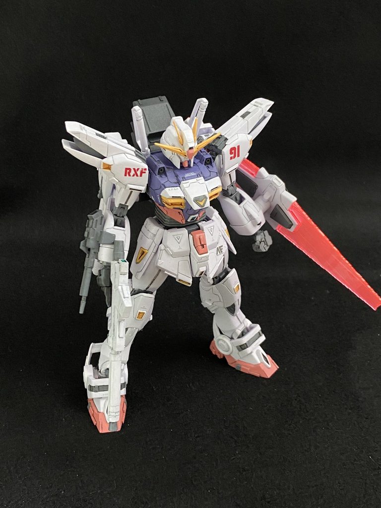 設定画やパッケージ等の作例では胸部は青、上部ダクトはグレーなのですが、検索してみると胸部が紫、ダクトが白の画像も出てきます。私は後者が気に入ったため、紫寄りのブルーで塗装しました。白い部位も若干紫を加えています。