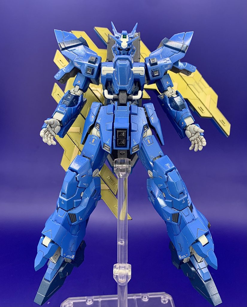 ツインカメラにはハセガワのエクストラフィニッシュを貼り付けたのですが、カメラ部分が奥にあるので覗き込むとガン見されてるように見えますね