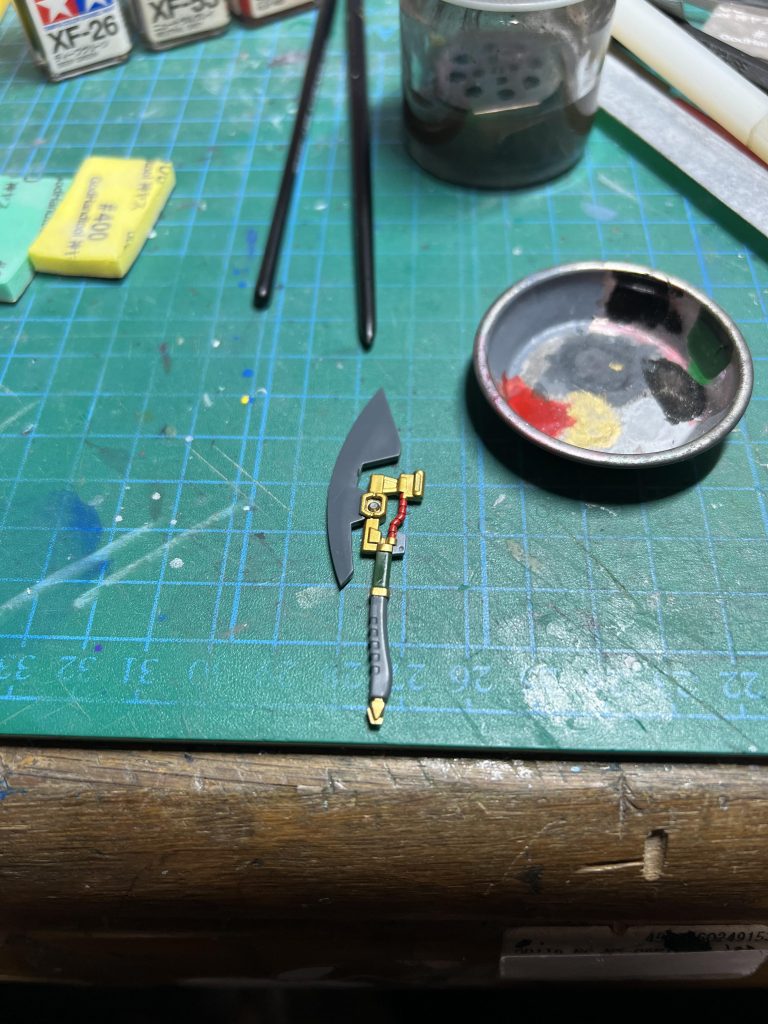 ヒートホークはゴールドで塗装した後でエナメル塗料で塗り分けしてます