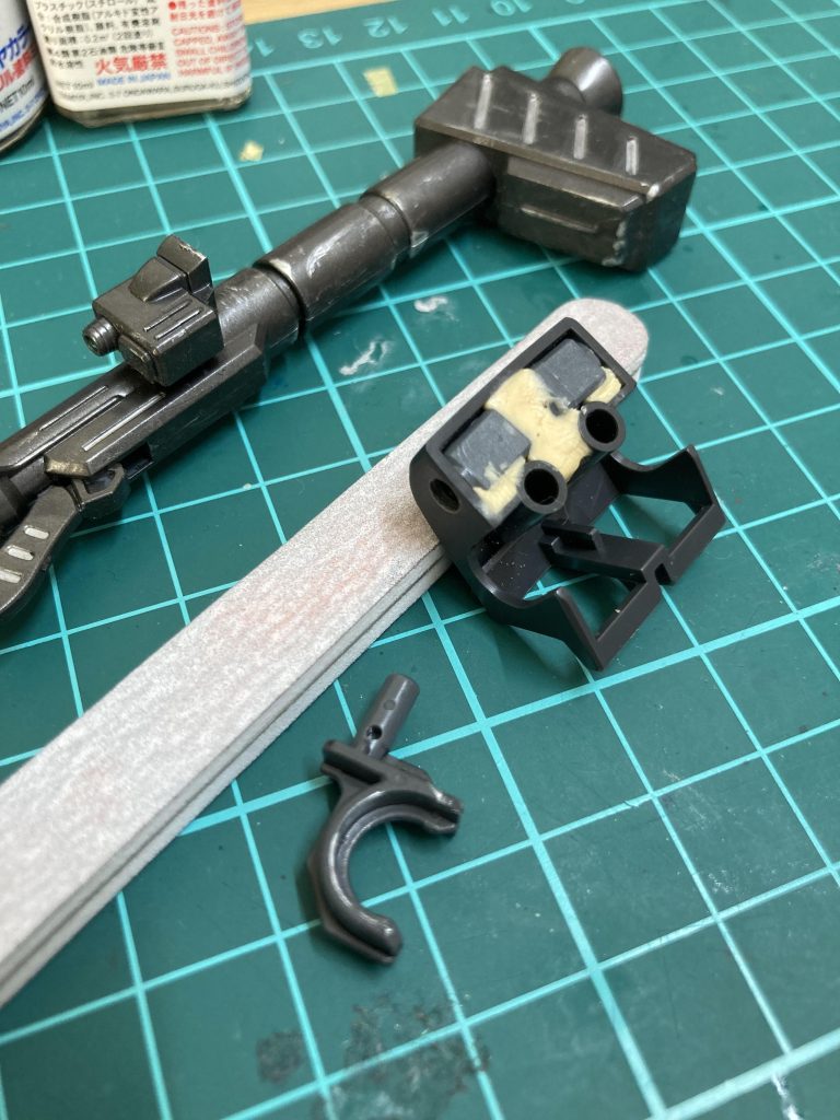 バックパックはピンバイスでアナを開け、中に余ったポリキャップとパテを詰めて固定。パーツ内部に空洞がある場合はこういうことが出来るんだなと学びました。