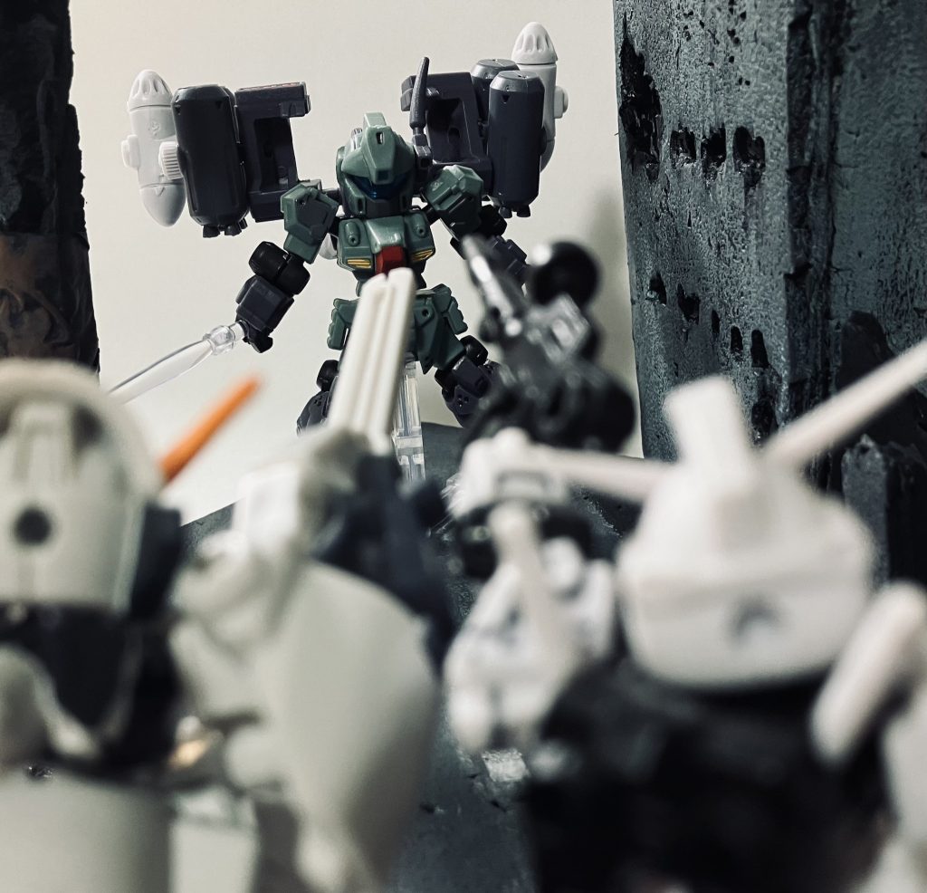 反乱起こした強襲突撃型スタークジェガンの写真左 ムーンウォードと右 試作一号機やと