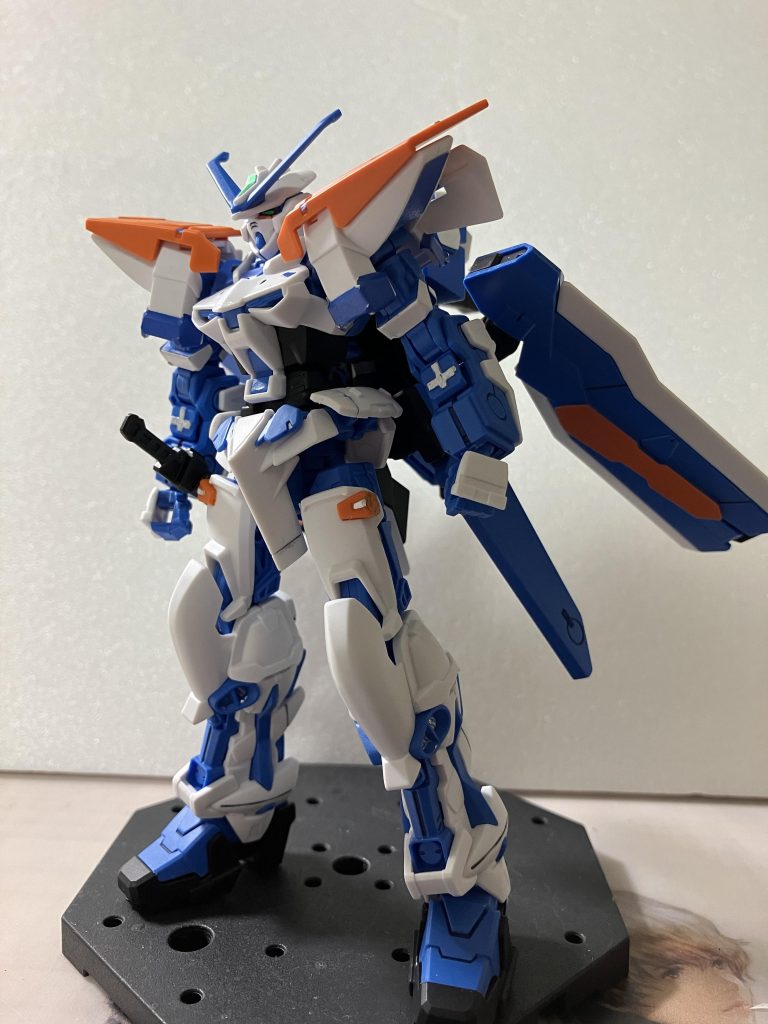 バックパックが重過ぎてバランスが取れません…少しばかりの部分塗装とつや消しを行いました。フレームと名がつくだけあって、普段のHGとはまた違う感じ、簡単に言うとRGを匂わすアレでした。
