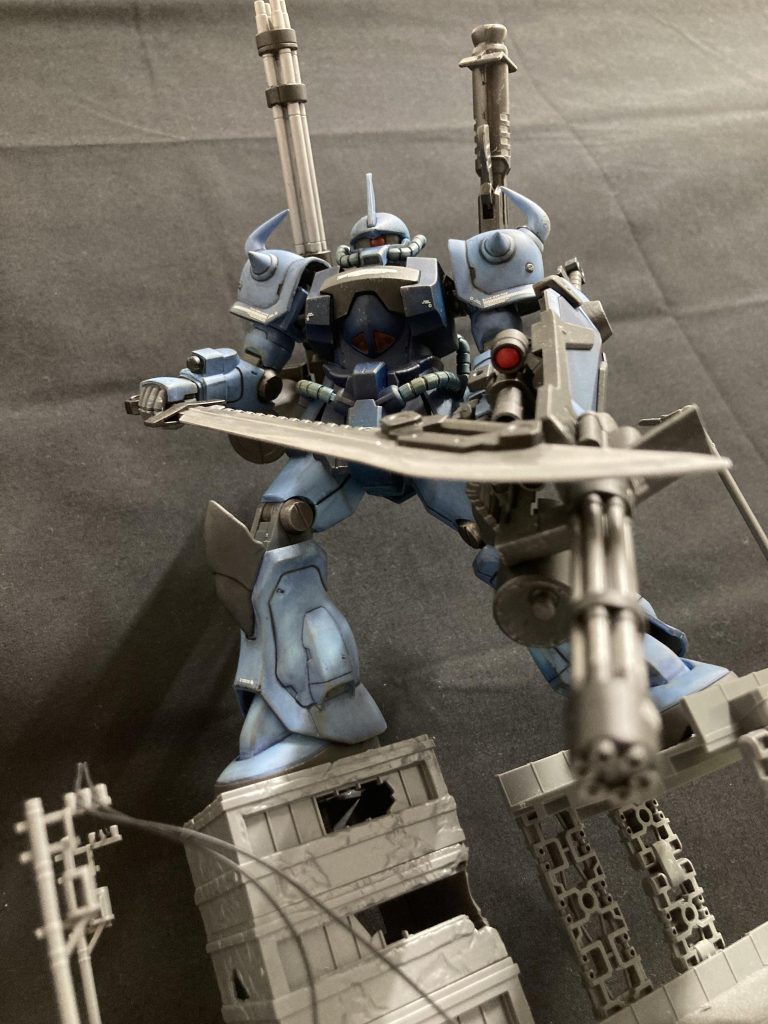 バックパックに接続穴を左右につけたので基本的にどんな武器でもつけられます。写真はジャイアントバズ、30mmガトリング。大型剣はベースのオプションパーツセットより。