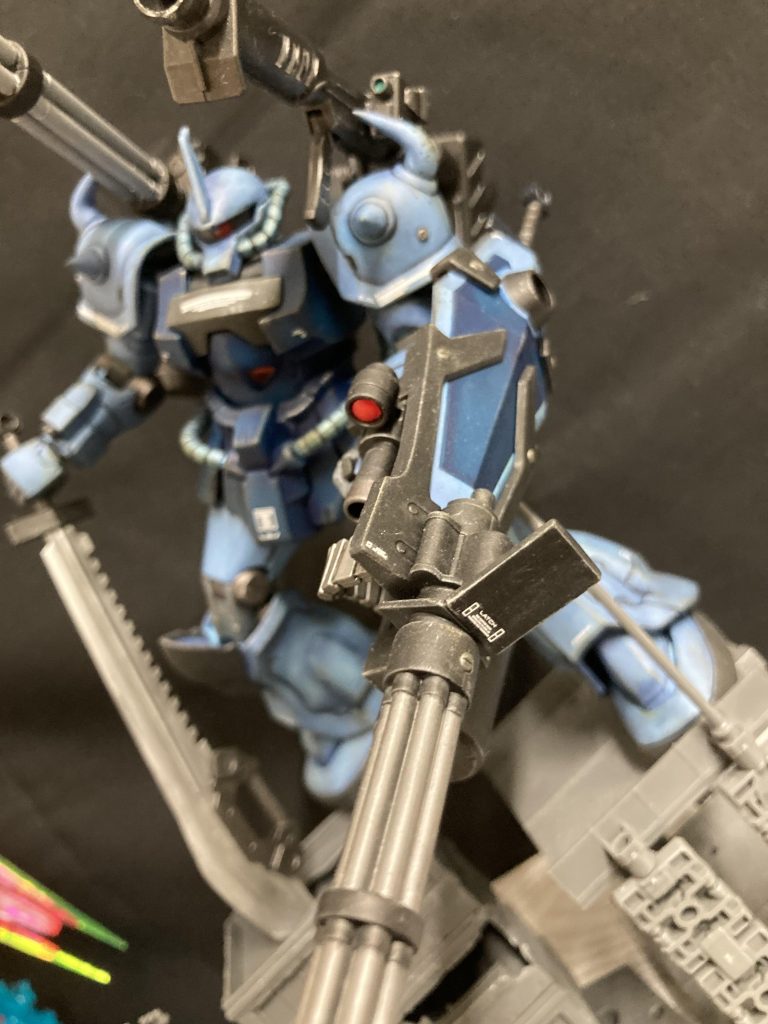 ゴツゴツに盛って遊んでますが、グフカス自体はかなりいい感じに仕上がってます。塗装は部分塗装、リアルタッチマーカー、ウェザリングマスター、シルバーやガンメタでのウェザリング。モノアイはhアイズに蛍光塗料を塗ってUVで光るように。合わせ目も極力決して肩部の突起部分はヤスリで研いでシャープ化ディテール追加やモールド掘り直しなどもしてここ最近作ったキットでは一番カッコいいと思います。