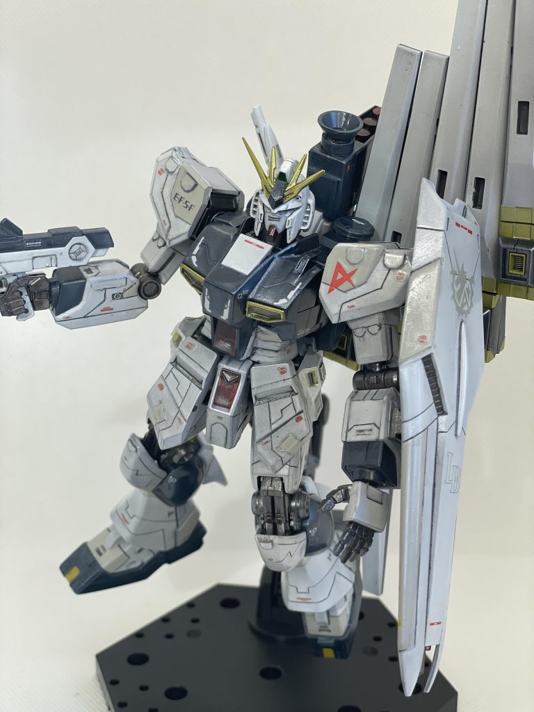 スジボリやプラ板でのディテール追加を行っております。