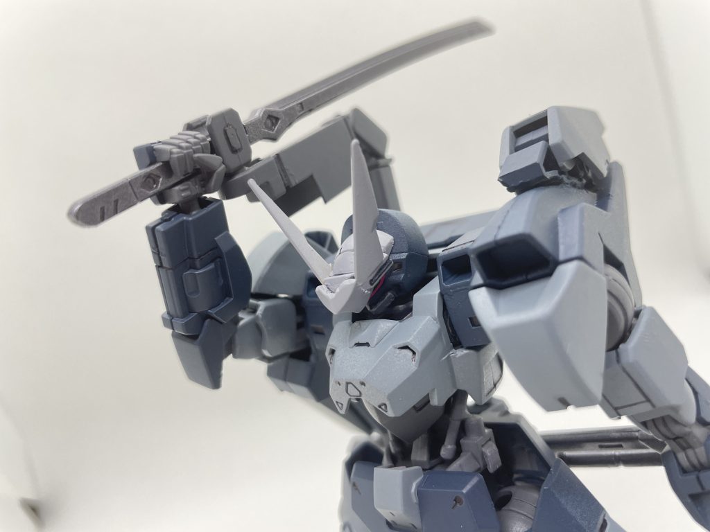 バックパックの展開式マウントアームに接続された太刀。