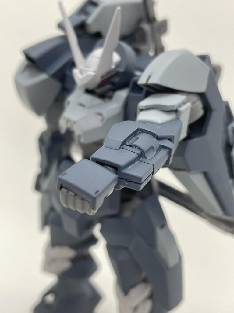 内蔵武装は両腕部のリボルバー式射撃機構のみ。出撃時に質量弾と炸薬式弾のどちらかを選択可能。