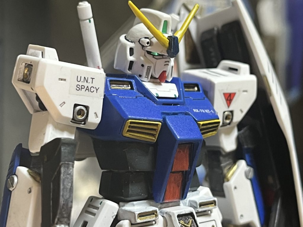 結構古いキットかつ設定画には近いものの、近年のガンプラのプロポーションに慣れてしまった身としては、少々プロポーションに違和感があったため、胸部、胴回りを自分好みに改修しました。