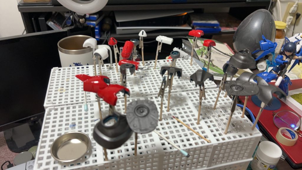 紅白の下地はガンメタ塗ってたんですが、ミスが多くて厚くなりすぎました…