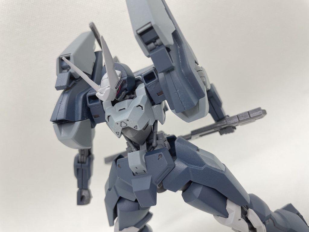 腰部にマウントされたシース付きの片刃式ブレード。