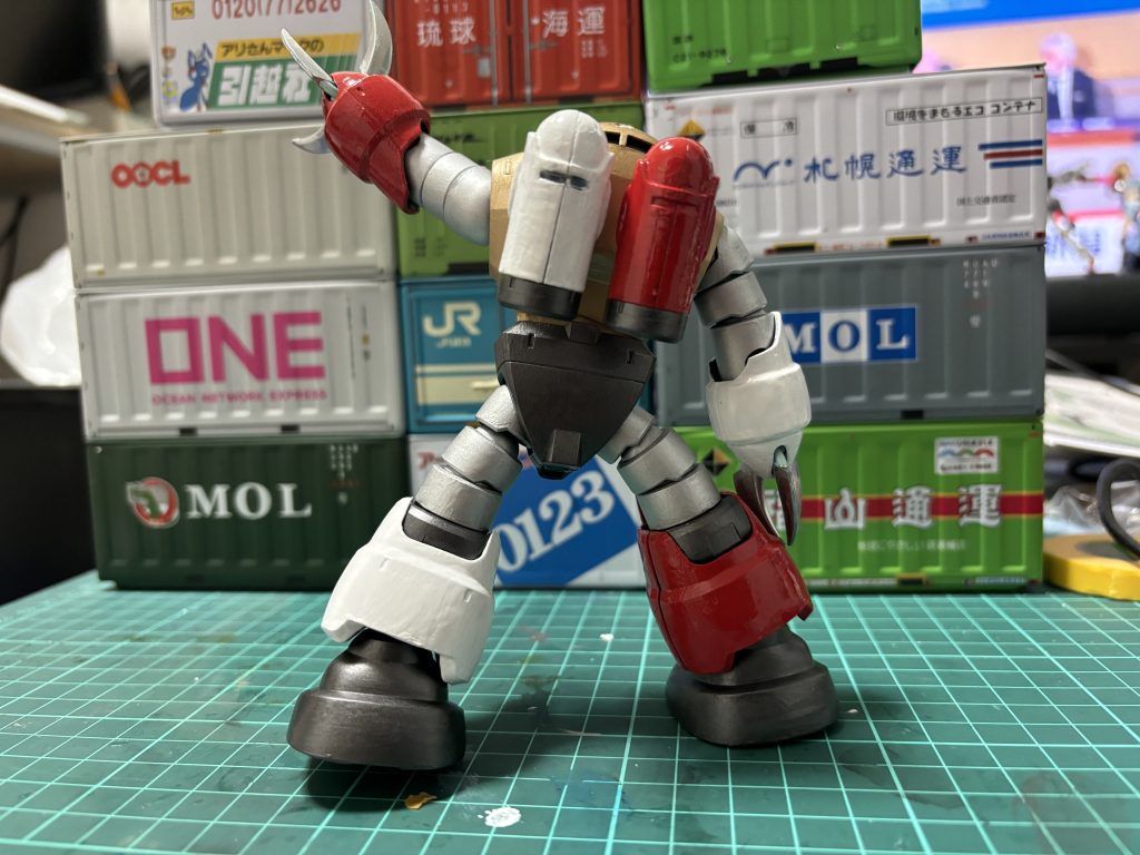 ベースを金銀、後は紅白にしようと思ったんですが、思いのほかパーツが大きくて紅白が目立ちすぎました…特に赤と銀の部分はロボコンみたいに…