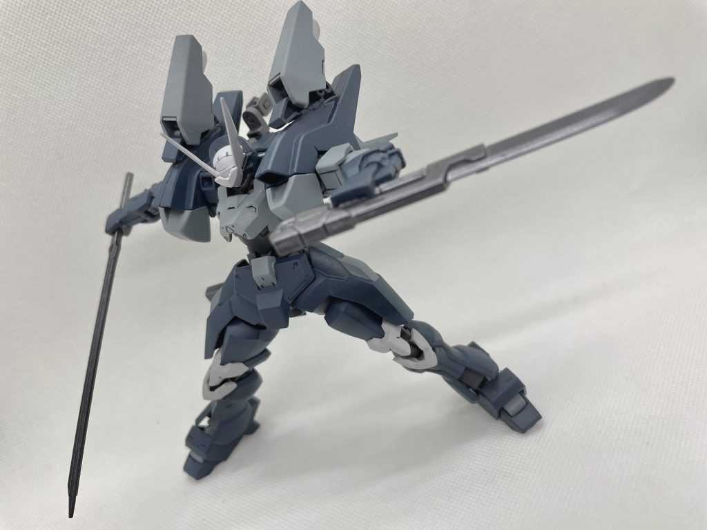 結果として当初の開発目標を大きく超える出力、機動力を兼ね備えた機体となったものの、やや偏った機体バランス、高い出力から生まれる過敏な反応速度、各部スラスターによる過剰なほどの機動性故に操作に難があり、熟練のテストパイロットですら苦言を呈するほどであった。