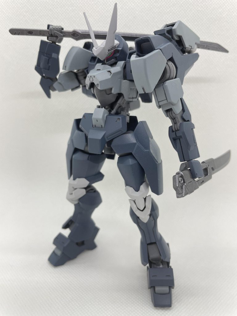 携行装備として複数の近接武装が各部にマウントされているが、こちらは実稼働時のパイロットの戦闘スタイルによるものであり、その他テイワズMSが使用する各装備も運用可能。