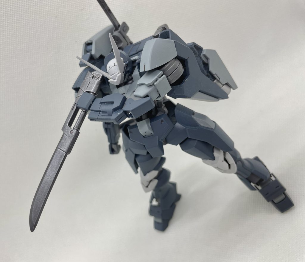 シースの峰部分は大きく切り欠かれており、抜き差しが容易な構造になっている。