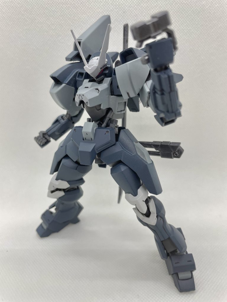 太刀と同じくバックパックにマウントされているナックルダスター。