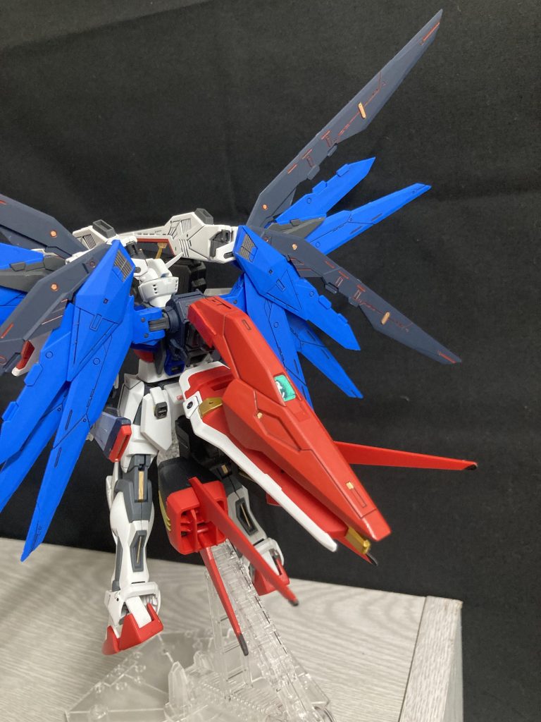 バックショット可変時の頭身を後ろにマウント。シールドは各武装をパージしない限りは使えない武装(基本、一撃必殺離脱機設定なので近・中距離戦闘は行わない)