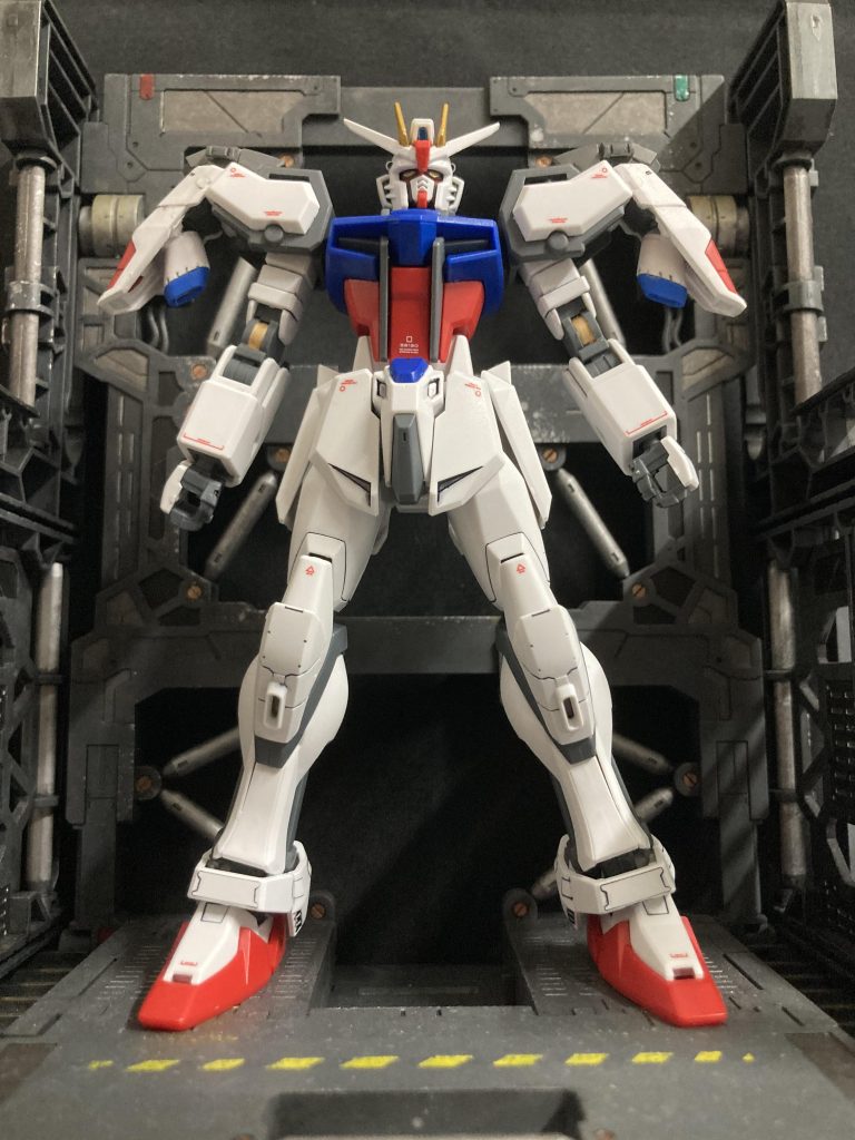 本体ストライクにRGフリーダムのパーツを追加してます。(肩、膝、アンクルガード)