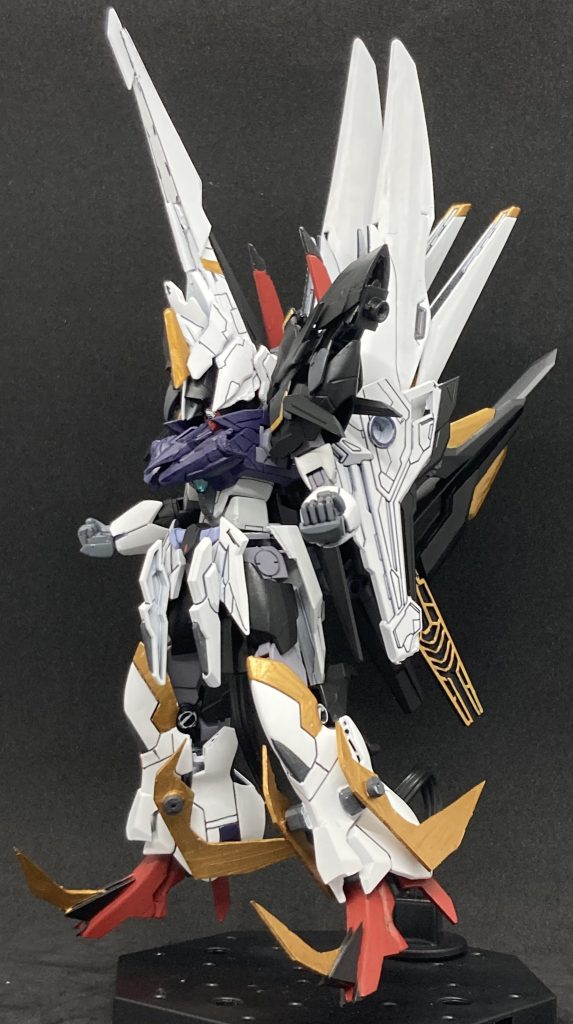 羽をミキシングでごつくみせたら担ぐとちと重いですねSD系のパーツをどこもかしこも付けています爪はプラ板切り出しです