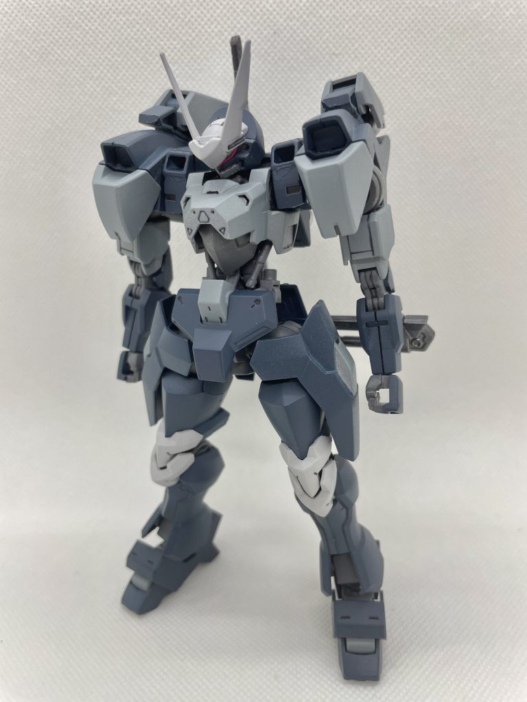 テイワズの新型主力モビルスーツ開発計画において、百錬・百里両機の性質を併せ持つハイエンドモデルとして開発された試作機。同時期に開発が開始された「STH-16 獅電」から一部設計が流用されているが、開発コンセプトである高機動・高出力の両立のため、機体の大部分は新規設計となっている。