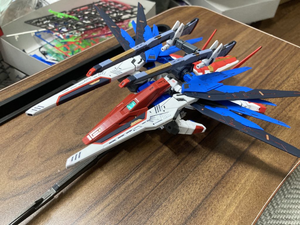 そしてMA形態上部レールガンはボールジョイントで接続しているので、砲身は可動します。