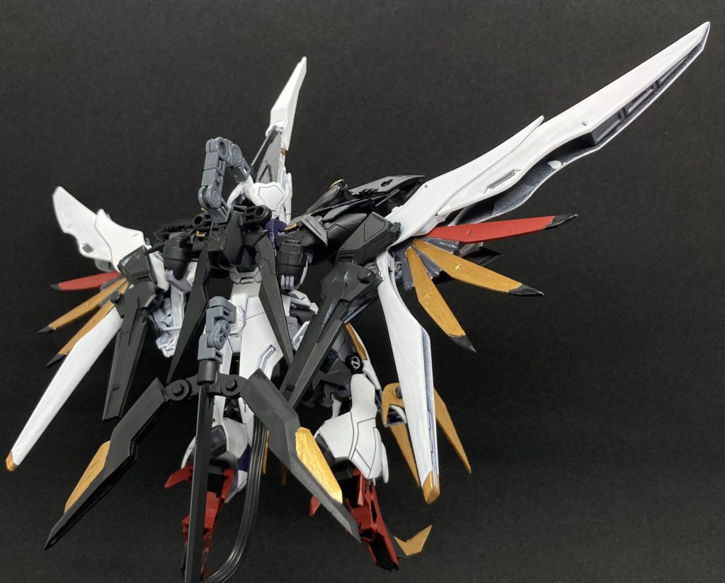 手は後ろに回して前腕を外してあり尾羽は下げて広げるようにします三又になってますが元は100均のスタンド(撮影時に使ってるもの)の腰に挟むために付属したやつを使いました