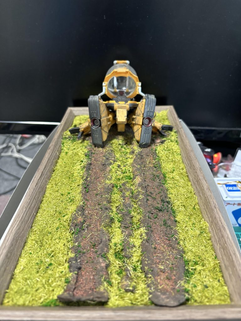 地面の抉れたところを長くしてみたかったので、土台は前二つで使った写真立てより長い物を使いました。しかし、最近のジオラマ素材はよく出来てて、僕みたいな初心者でもそれっぽくなっちゃいますね…