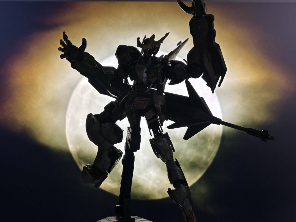 なんかバルバトスの野生み感じるシルエットを見てたら、なんか月が似合いそうだなと思い背景にしてみました。狼と月のイメージもあるから似合うと思ったんすかねぇ。しかし、このように機体を暗くして撮るなら目の部分を赤いエフェクトつけて、さらに蛍光みたいな感じにしたらもっとカッコよかったかなぁ