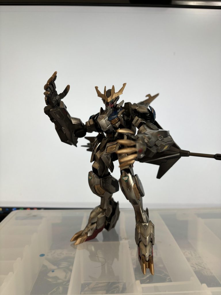 正面黄色と青と赤の部分だけ部分塗装しましたデカールはオルフェンズ汎用とその他の汎用デカールを感覚のままに貼ってます。後は切り出した時のランナー後や部分塗装した時の汚れ落としで薄め液使っちゃったかな剥がれたブラットコーティングを誤魔化すためにタミヤウェザリングマスターで汚してます