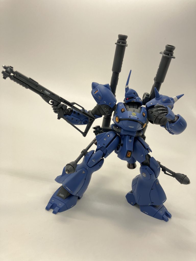 ショットガンが2丁、ジャイアントバズーカ2丁、シュツルムファウスト2丁、ビームサーベル2丁、そしてチェーンマインとワンマンアーミーの重武装がこのサイズでも再現されてるのはホントに凄いですね💮