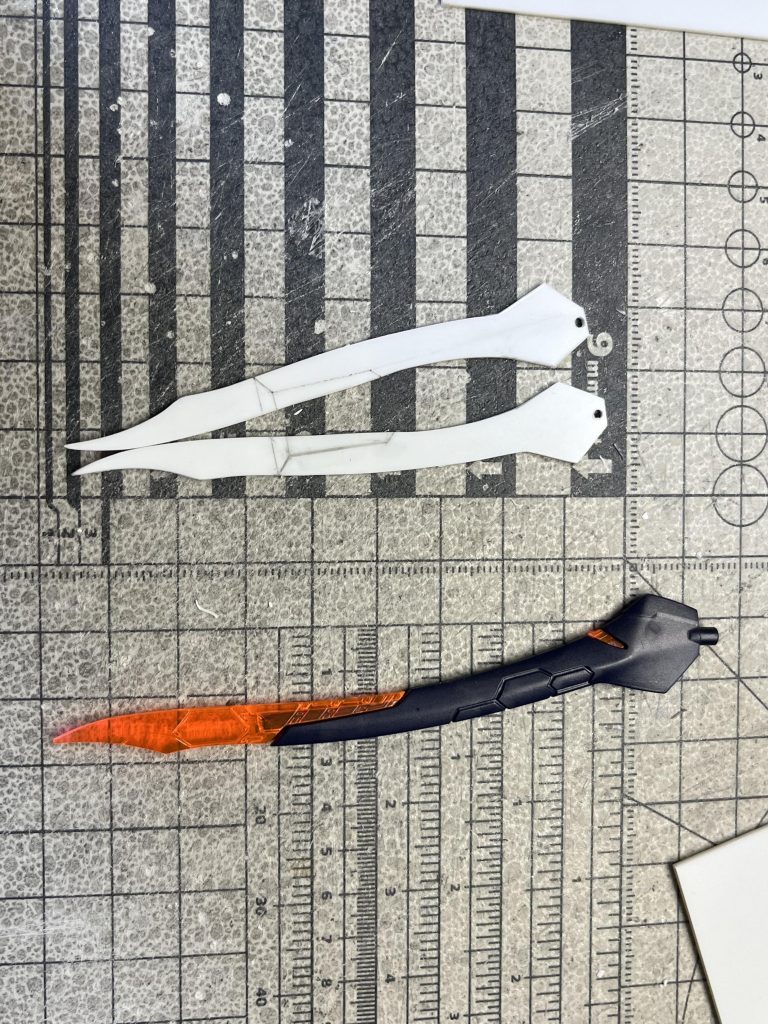 同化ケーブルはモデロイドを参考にしてプラ板から切り出しています。