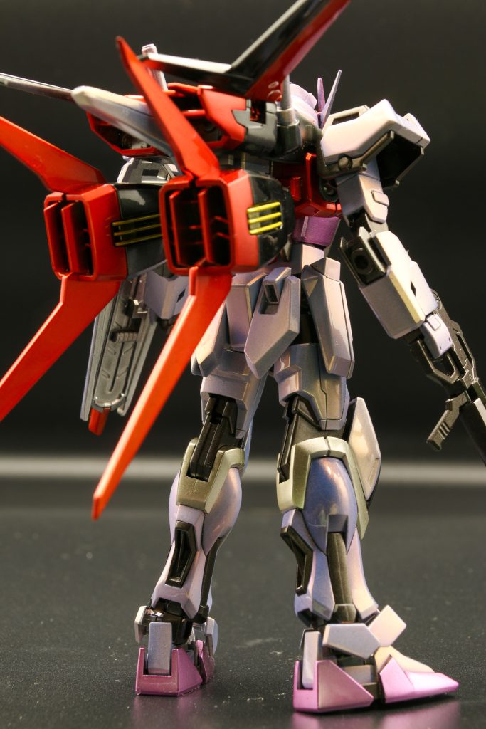 機体色の薄いピンクを出すためにかなり重ねてますが光が当たらないと青みが強く出てしまい紫っぽくなってしまいます偏光塗料は使ってないけど偏光してる…下地を黒ではなく明るめのグレーか白にしたほうが発色はよかったんじゃないかと思ってます何れにしてもテストピースの制作は大切ですね