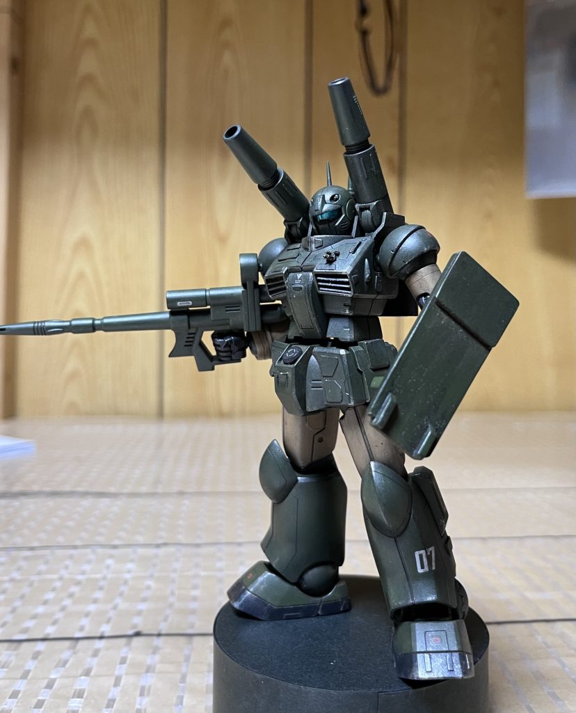 紙製のお立ち台に乗せてみました。胸の辺りにガトリング的なものを真鍮パイプで作ってみたのですが、上手に切ることすらできず、大苦戦しました。どうやって切ってるのか、ぜひ教えていただきたいです。