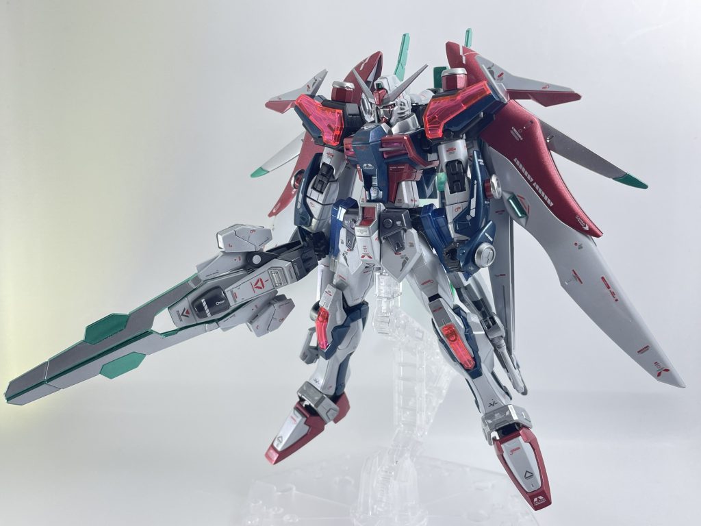 デスティニーガンダムのミキシング作品になります。SEEDガンプラミッションのレギュレーション内で、今持てる自分の技術を注ぎ込んだ作品を作ろうと思い構想等を練りました。モチーフは蒼穹のファフナーシリーズの技術でデスティニーを改修したら、という内容です。