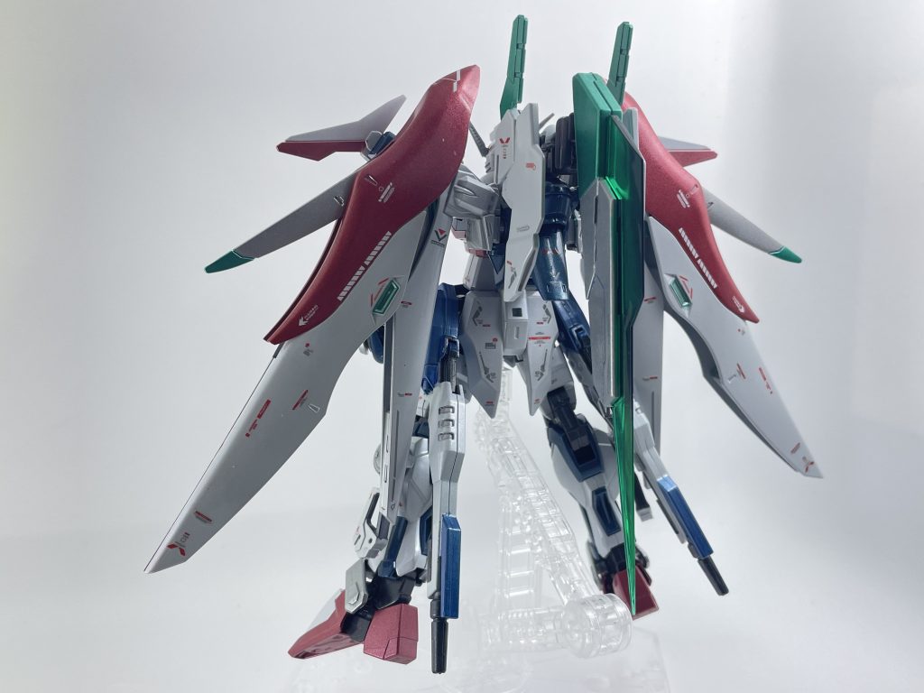 機体の各所にファフナー特有のクリアーパーツ、丸いモールドを配し、背面にはクリアーの飛行スタビライザーを装備させてみました。ファフナーに寄りすぎない、あくまでもモビルスーツの改修。ガンダムしか知らない方でも違和感なくカッコいいと思って貰える見た目を目指しました。