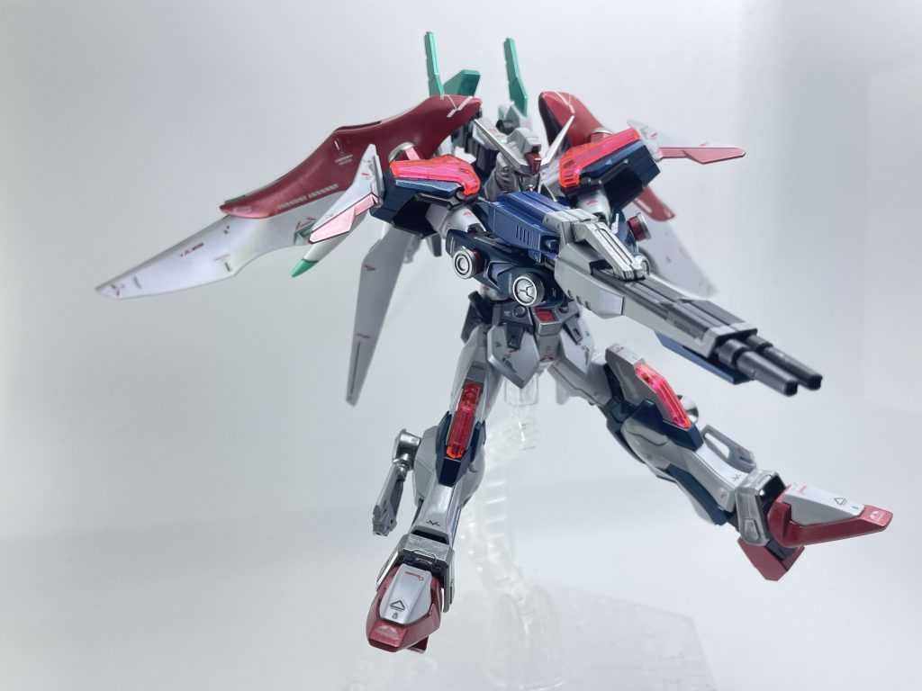 ツインバスタービームライフル[ティターン]両腰にマウントされたビームライフルはそのまま発射できる他、2丁別々、連結してバスターライフルにもなります。中遠距離での主兵装です。