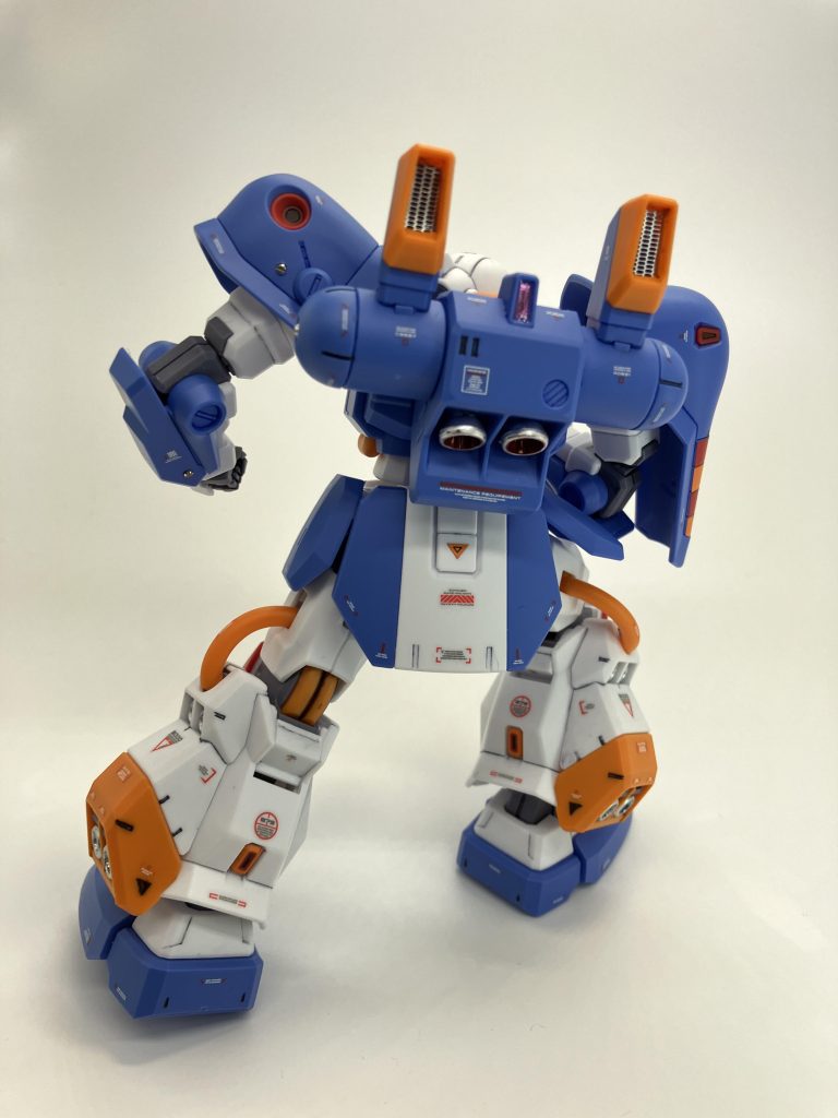 背面の角形バーニアは加工もしやすく目立って良かったです😋シルバー部分はシャインシルバーのガンダムマーカー、モノアイや各部センサーは付属のシールにレジン液塗布、定番の作業😁