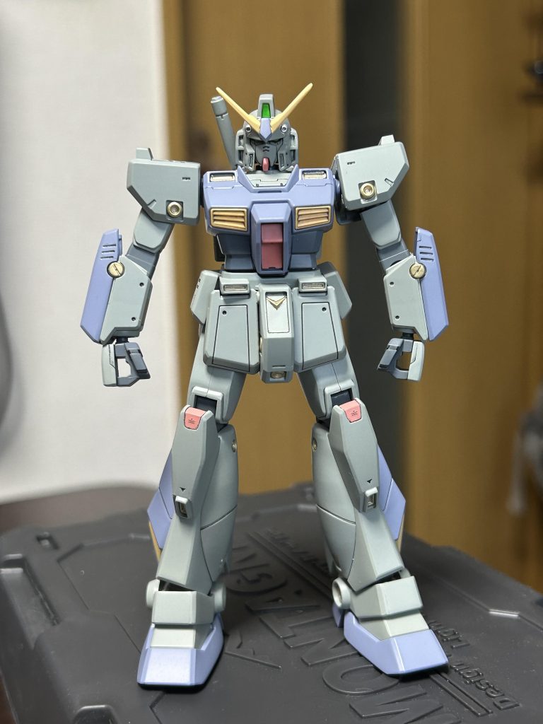 アーマー着せる前提で作ったので中はシンプルプロモデラーセイラマスオカラーで整形色の上にそれぞれ赤青黄色白部分は自分で調色してみたグレー狙ってないのですがリガズィ感出てしまったかも