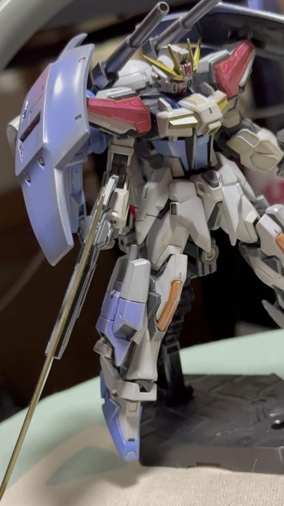 ウェザリングマスターでシルバーをまぶして金属感を出してます。デミバーディングの脛パーツは塗り分けをしてみました。