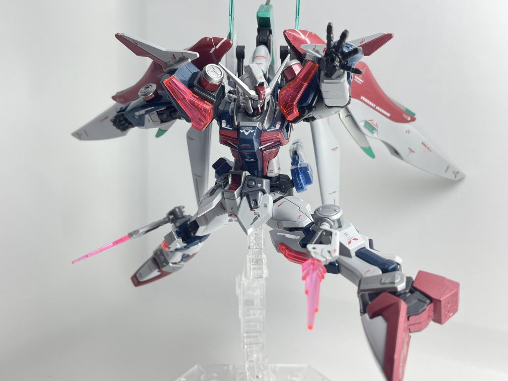 ビームサーベル[ノートゥング]両刃のビームサーベルです。通常のサーベルとしての使用の他、脚にマウントしたまま近距離での格闘戦でもノータイムで使用できるように配置しています。