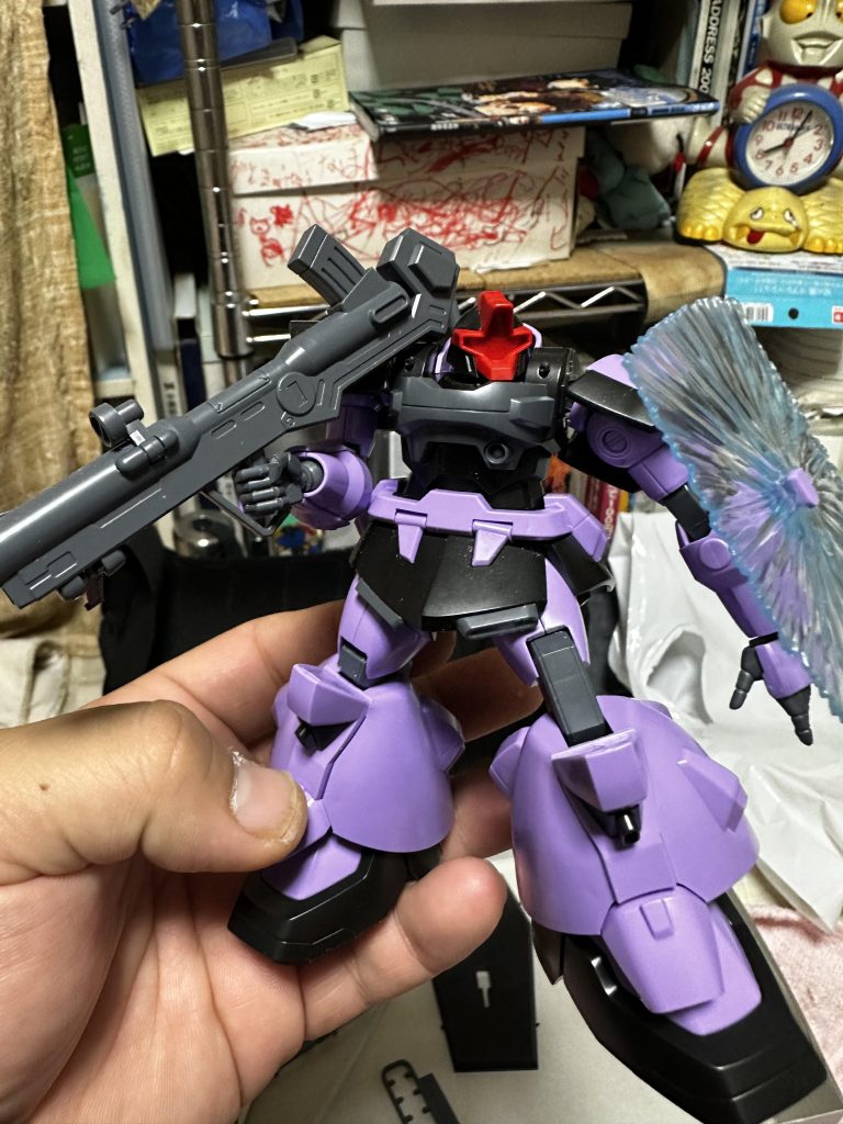 素組でこの完成度はたまりません。モノアイベース部分の塗り分けは付属のシールを利用したマスキンングで。