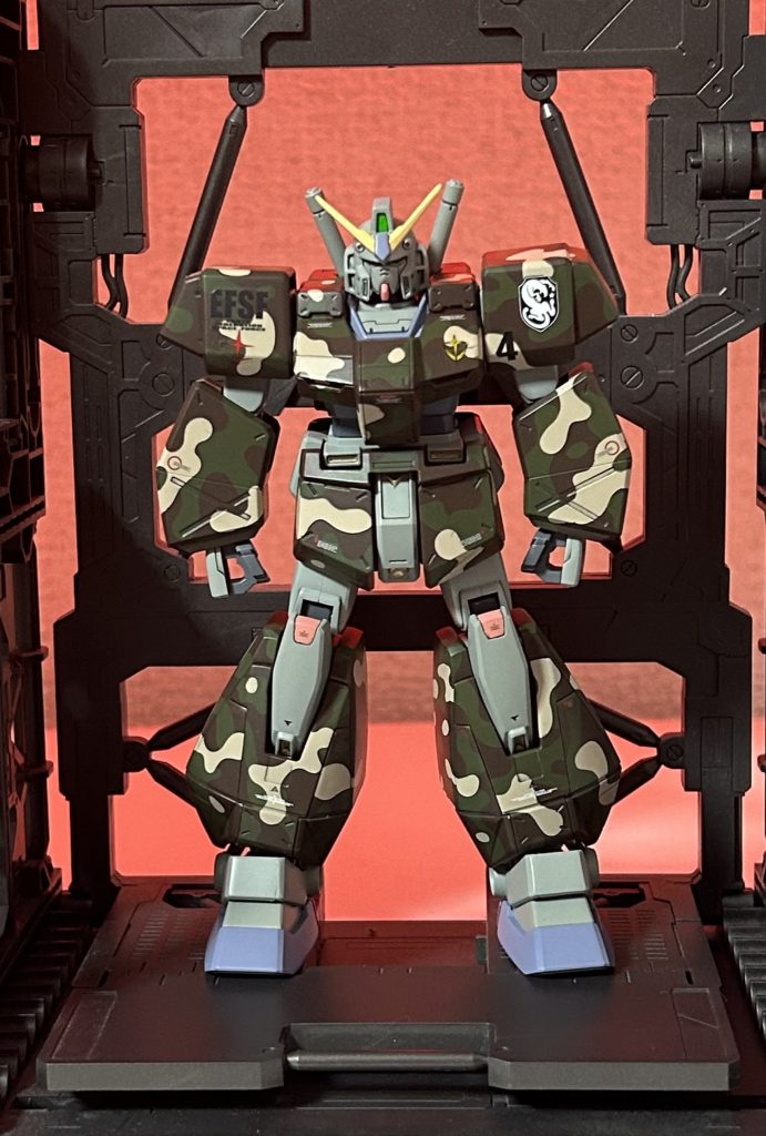 肩のエンブレムはビルドダイバーズのデカールで迷彩に合いそうなものを使用しました。