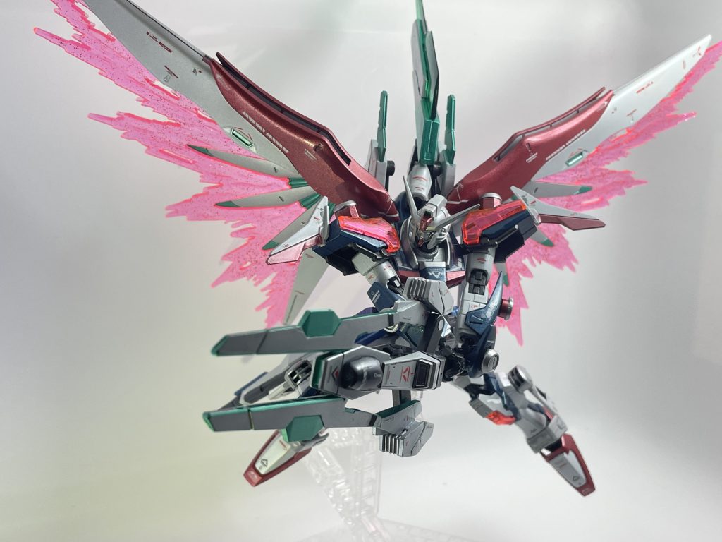 差し替え無しで刀身が開放でき、相手に突き刺すor斬りつけた箇所に炸裂ビームを撃ち込む事を想定して作りました。MSで携行できるルガーランスです。