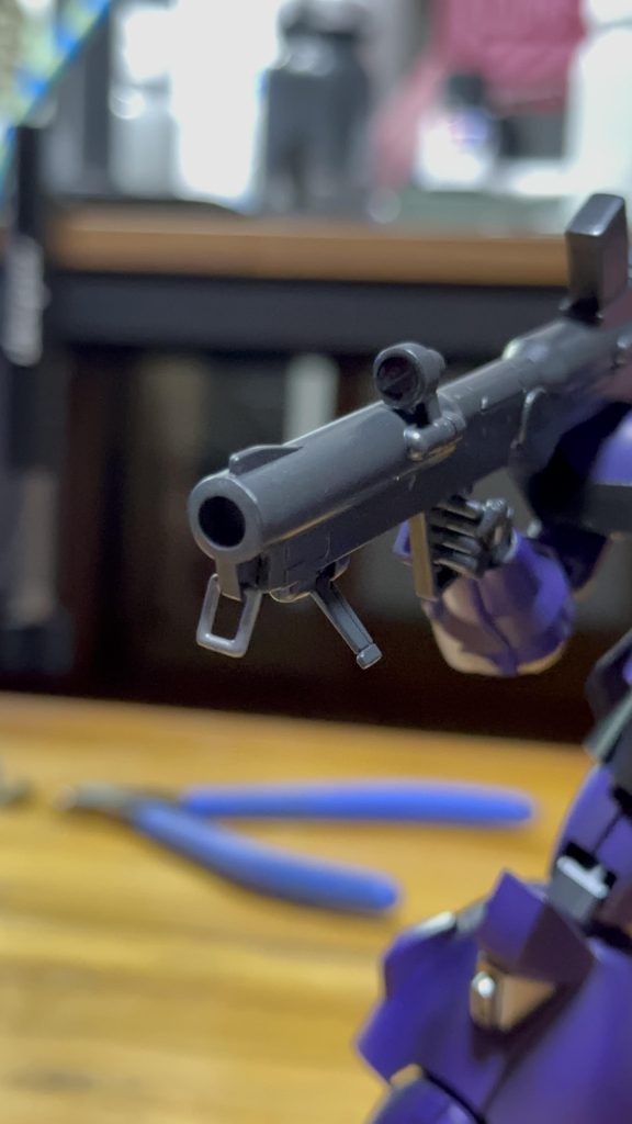 銃口の下にフックをつけてみました。スコープはレジンでレンズを作りましたが暗くて目立ちませんね