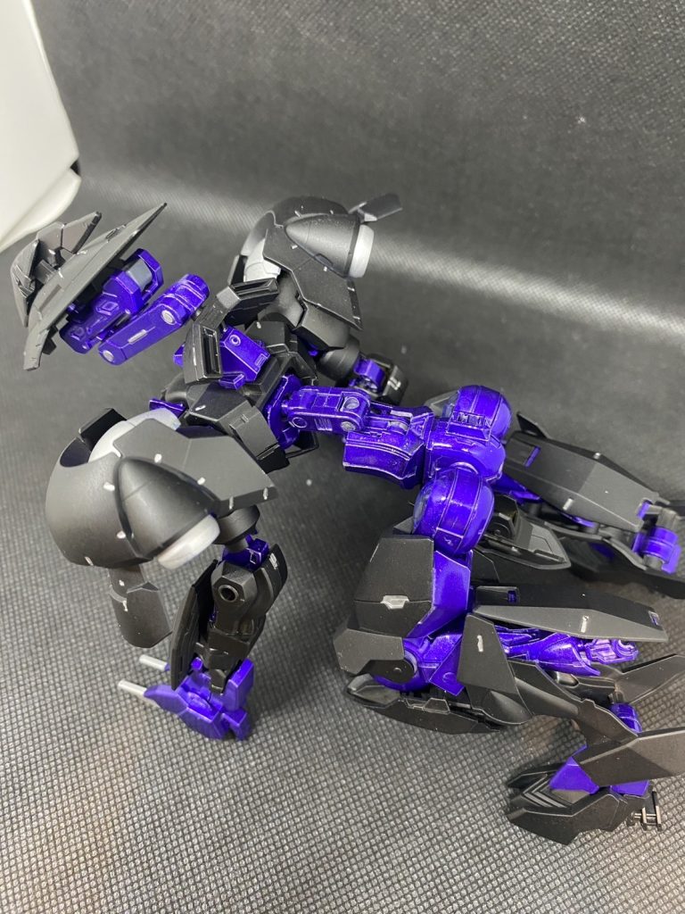 モビルアーマー形態時に仕込まれたジョイントパーツを変形させ胴体が伸びるように改造アストレイミラージュフレームサードイシューを意識しましたがアストレイ味が足りなかったなと反省…最後まで見ていただきありがとうございました