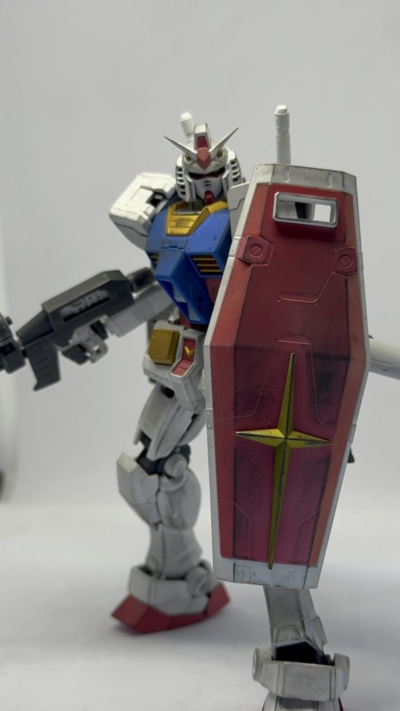 躙り寄る白い悪魔。