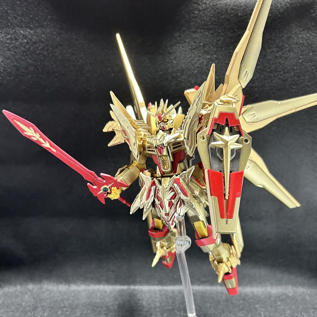 手持ちの剣とシールドが欲しかったので、ナイトストライクとHGフォースインパルスから。盾のマークは、スペリオルドラゴンのイメージに近づける微改造を。