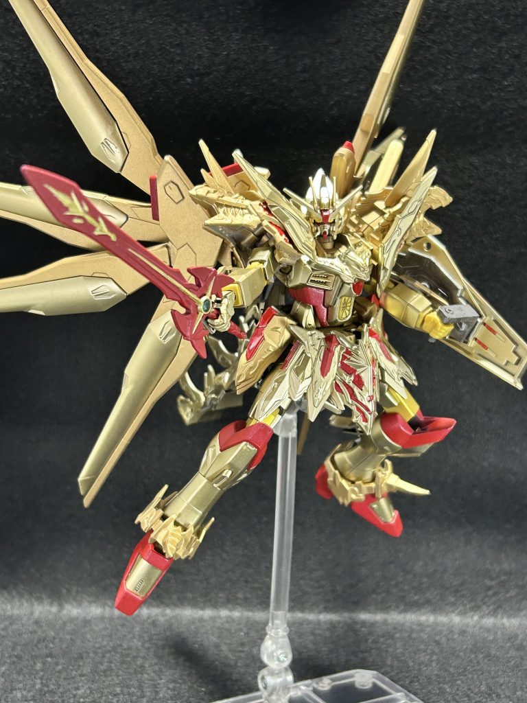 頭部はプラ板とパテで、スペリオルドラゴンのシルエットに近づける工作をしています。